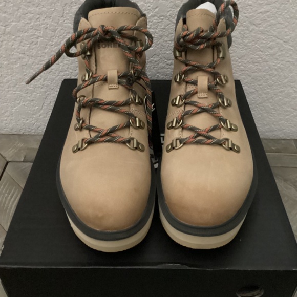 SOREL Women's Hi-Line Lace-Up Cozy Hiker Booties, size 9 - Picture 4 of 10